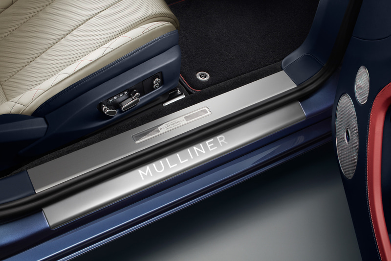 インテリアの配色は8種類から好みの3色を選択可能。センターコンソールには高度な技術を用いる「コントラストダイヤモンドミル仕上げ」を採用する