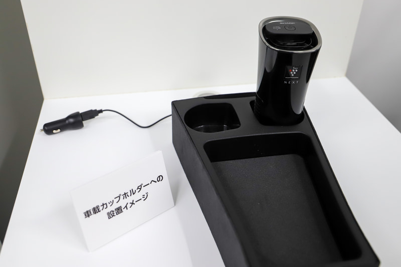 車載カップホルダーへの設置イメージ。高さは165mmなので、500mlペットボトルよりも少し背が低いくらい