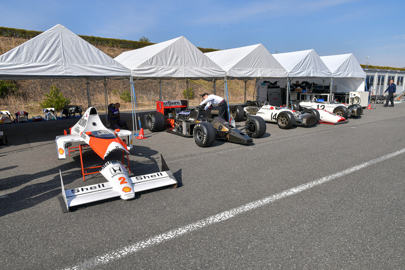 ピットとなるテントでは走行確認テストの準備が進められる