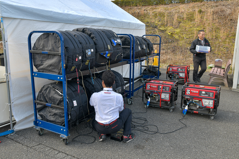 タイヤウォーマーで走行用のタイヤを温める