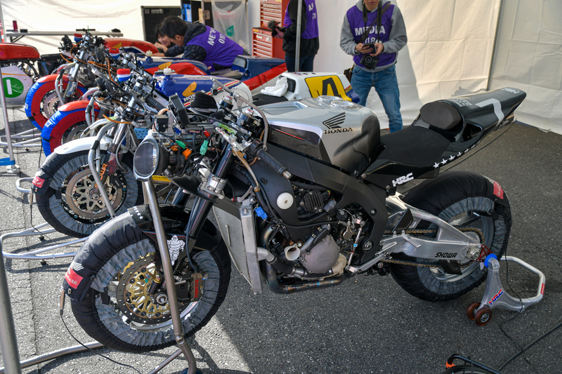 2輪車のタイヤもタイヤウォーマーで温めていた