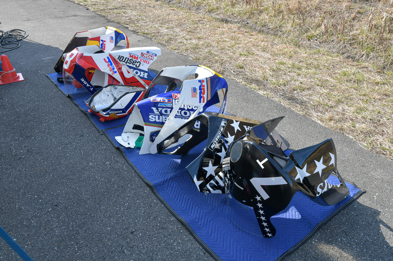 取り外されたカウルが並ぶ