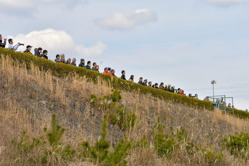 走行確認テストを見守る多くのギャラリー