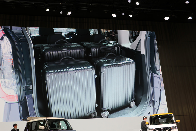 リアシートを前にスライドさせれば、家族4人分の海外旅行用のスーツケースを楽々詰めて、後方視界も確保されている