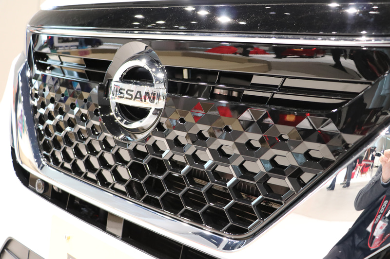 フロントグリルは六角形の穴が下側から少しずつ小さくなっていく斬新なデザイン