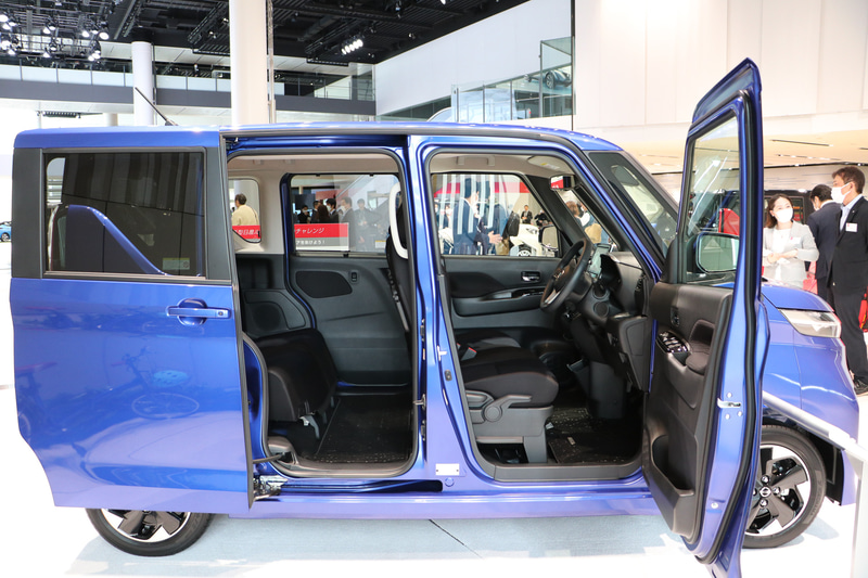 収納だけでなくミニバンのように広い室内も使い勝手のよいポイント。Bピラーを若干前方に移動したことで、スライドドアの開口部が広くなり、さらに後部席のスライド量が伸びたことで、乗り降りや荷物の積み下ろしもしやすくなった