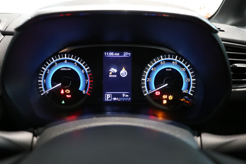 ドライバーのハンドル操作を学習し、約60km/h以上で走行中にハンドル操作から注意力が低下したと判断すると警報音とメーター内の表示で休憩を促してくれる機能を搭載