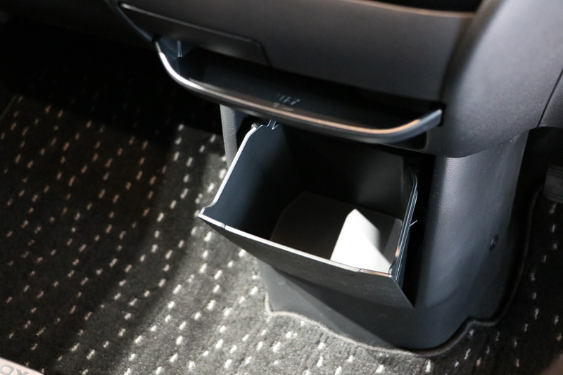 センターコンソールの一番下には深めの引き出しを配置