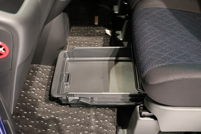 ボックスティッシュ用引き出しとは別にグローブボックスも完備。脇には便利に使える収納式の荷掛けフックがある。また、助手席のシート下にある大きな引き出しは二重底になっていて、下段は車検証と取扱説明書が収まるので、グローブボックスの使い勝手も向上