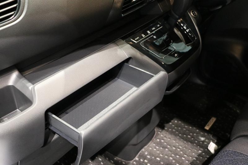 助手席前には薄型ボックスティッシュがピッタリ入る引き出し