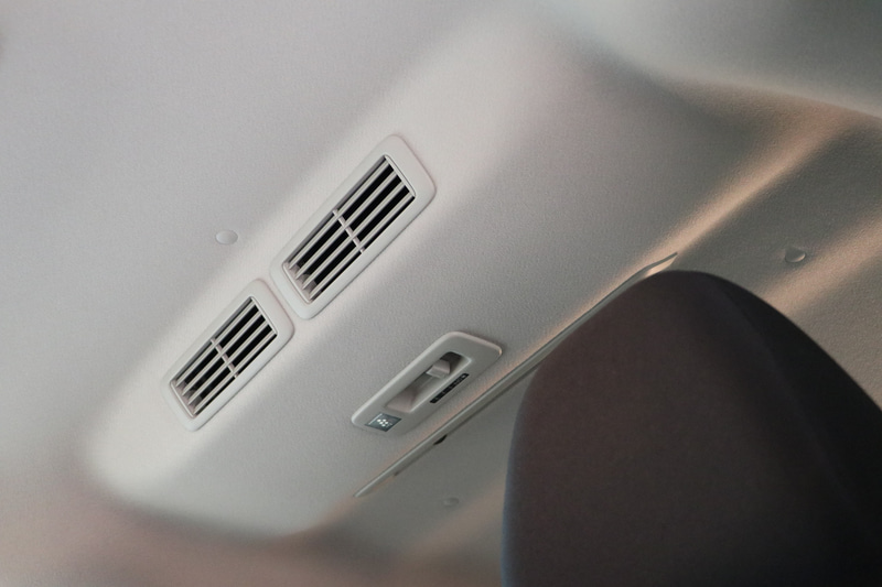 「プラズマクラスター搭載リヤシーリングファン」は、スイッチ部分を後面から下面に変更したことで運転席からも後部席からも操作しやすくなった（オプション）