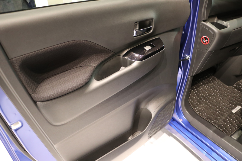 ドアが真横まで開くことで乗り降りがしやすい前席。ドアにはスイッチ隣の小物入れと下部に横長の小物入れが設けられている