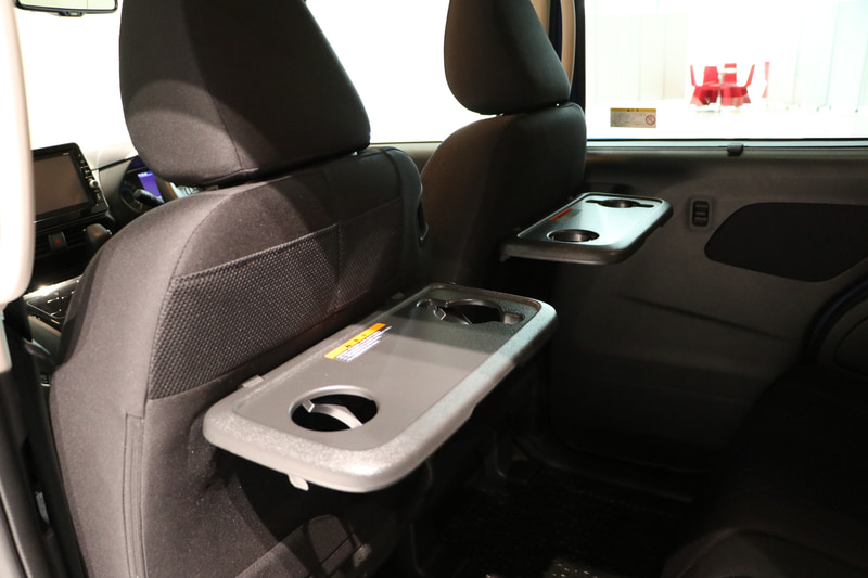 運転席、助手席の背面に付ける折り畳み式のパーソナルテーブル（オプション）