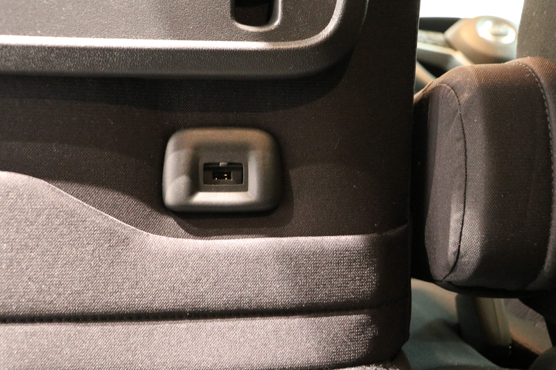 後部席に座る人のスマホの充電などに便利なUSBポートは助手席の背面に配置される（オプション）