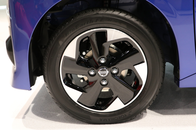 タイヤは横浜ゴムのブルーアースFEで、サイズは前後とも155/65R14。※ハイウェイスターのGターボのみ15インチ設定