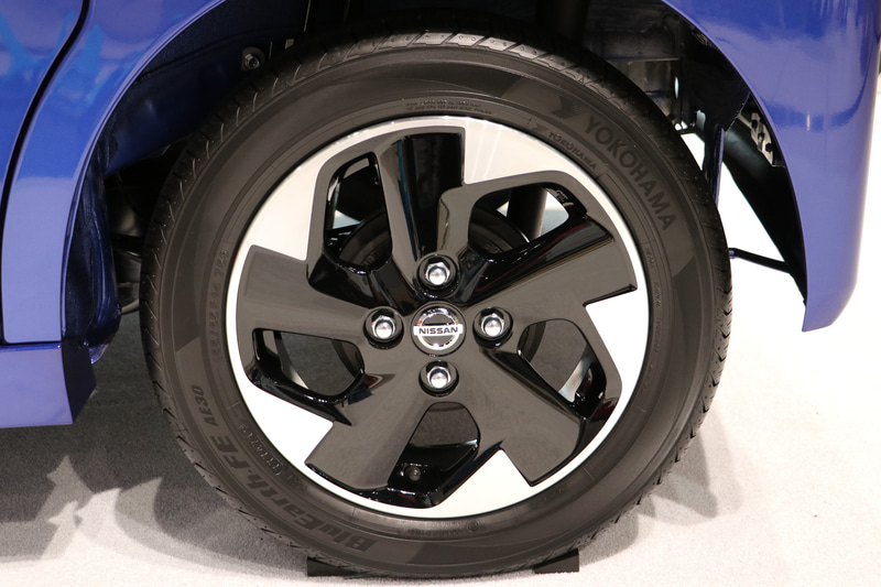 タイヤは横浜ゴムのブルーアースFEで、サイズは前後とも155/65R14。※ハイウェイスターのGターボのみ15インチ設定