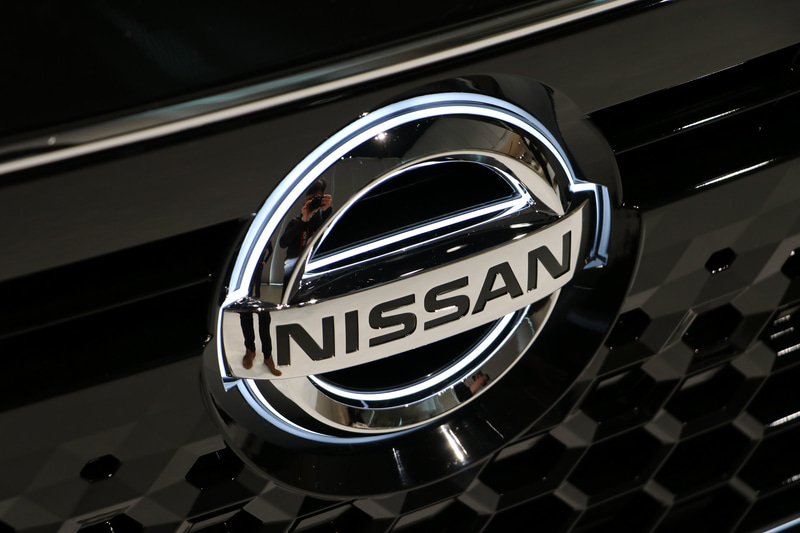 ポジションランプに連動して、フロントグリルのまわりを白色発光LEDランプで点灯させる「フロントグリルイルミネーション」と、フロントグリル中央にある日産エンブレムを白く点灯させる「イルミネーション付エンブレム」は、ハイウェイスターのみのオプション