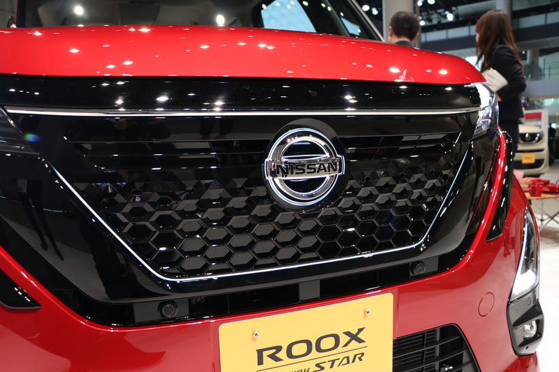 ポジションランプに連動して、フロントグリルのまわりを白色発光LEDランプで点灯させる「フロントグリルイルミネーション」と、フロントグリル中央にある日産エンブレムを白く点灯させる「イルミネーション付エンブレム」は、ハイウェイスターのみのオプション