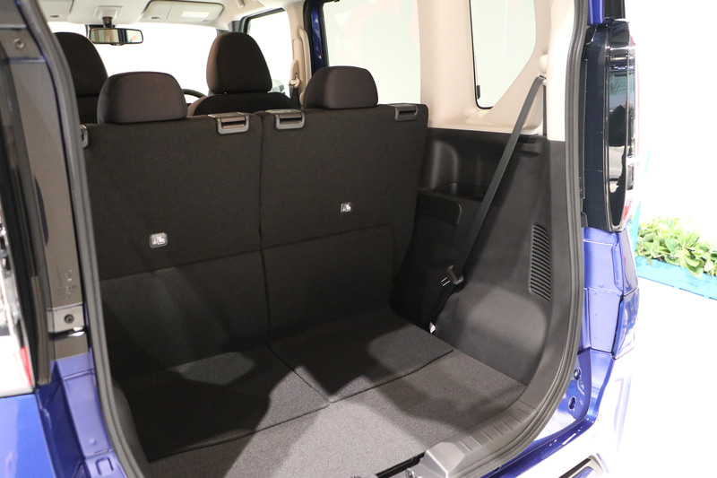 リアシートを前にスライドさせれば、家族4人分の海外旅行用のスーツケースを楽々詰めて、後方視界も確保されている