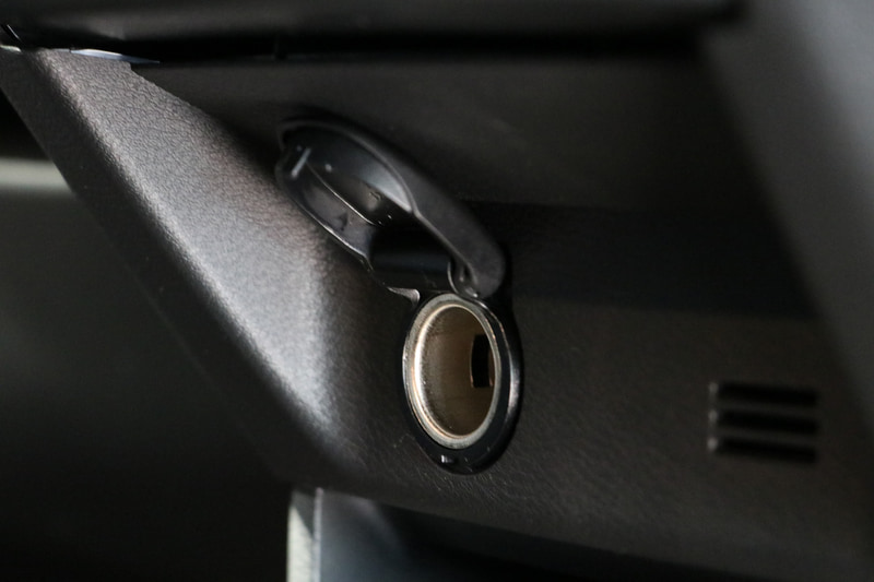 大きなトレイの下にはシガーソケットを完備