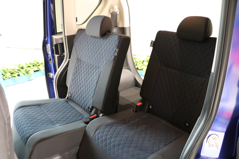 後部席は320mmのスライド量を誇り、最前位置にすれば前席から手が届く距離に、最後位置にすれば大人が足を組んでも余裕のあるスペースが生まれる。また、屋根が高いので子供が立ったまま着替えをすることも可能