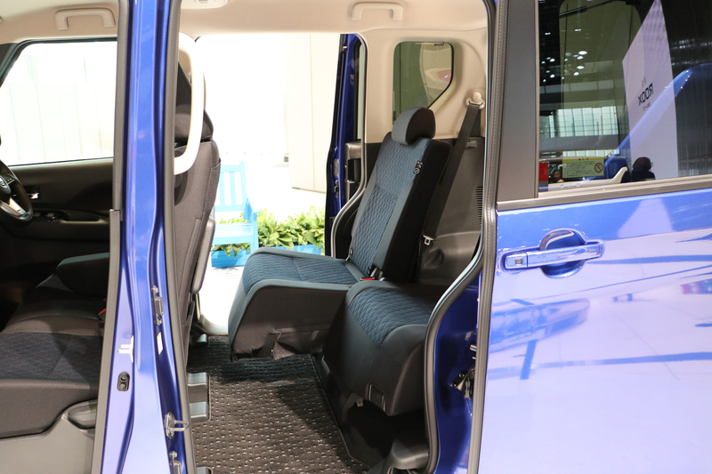 後部席は320mmのスライド量を誇り、最前位置にすれば前席から手が届く距離に、最後位置にすれば大人が足を組んでも余裕のあるスペースが生まれる。また、屋根が高いので子供が立ったまま着替えをすることも可能