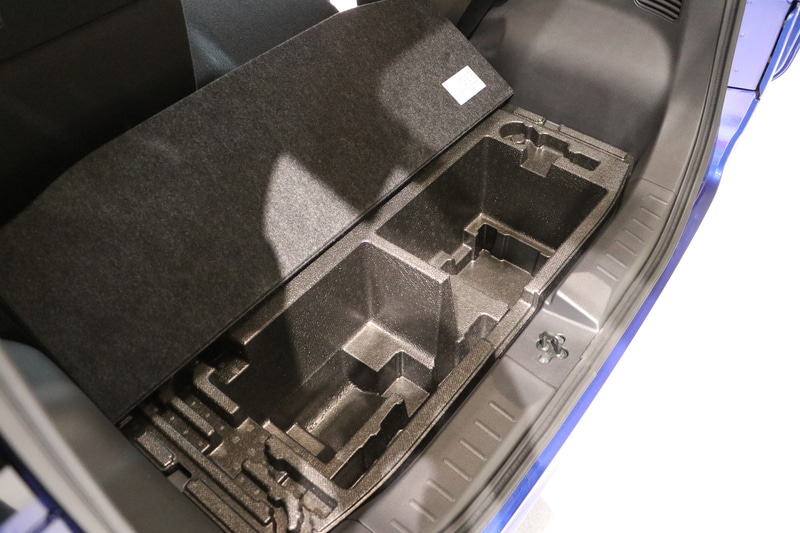 ラゲッジフロア下には、工具やパンク修理キットを収納するスペースが設けられる