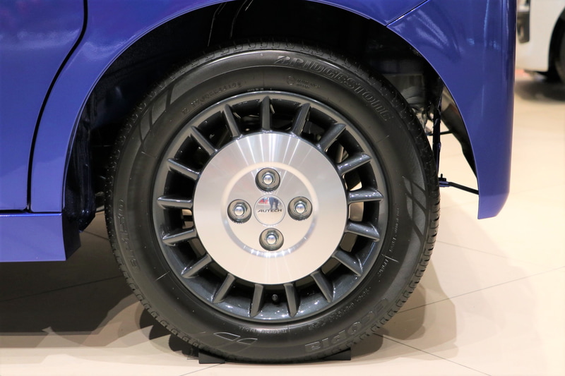 ホイールはオーテック専用デザインとなる。タイヤはベースグレードであるスタンダードと同じでブリヂストンのエコピア。サイズは前後とも155/65R14