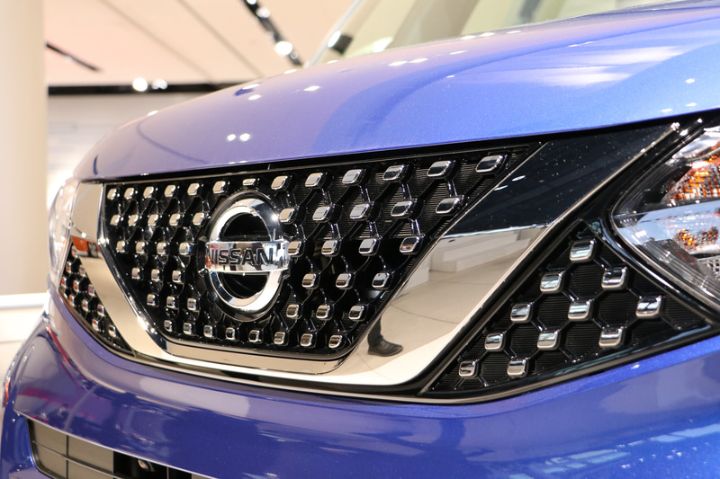 フロントグリルはセレナやエルグランドなどと同じデザインを採用し、ひと目でオーテックと分かる