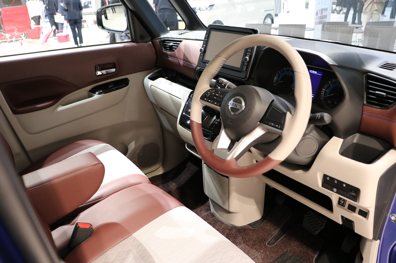 インテリアは落ち着きがあり上品なアイボリーを採用。ステアリングとレザー調インストパネルも専用品となる。フロアマットにはAUTECHのロゴ入りプレートが付く