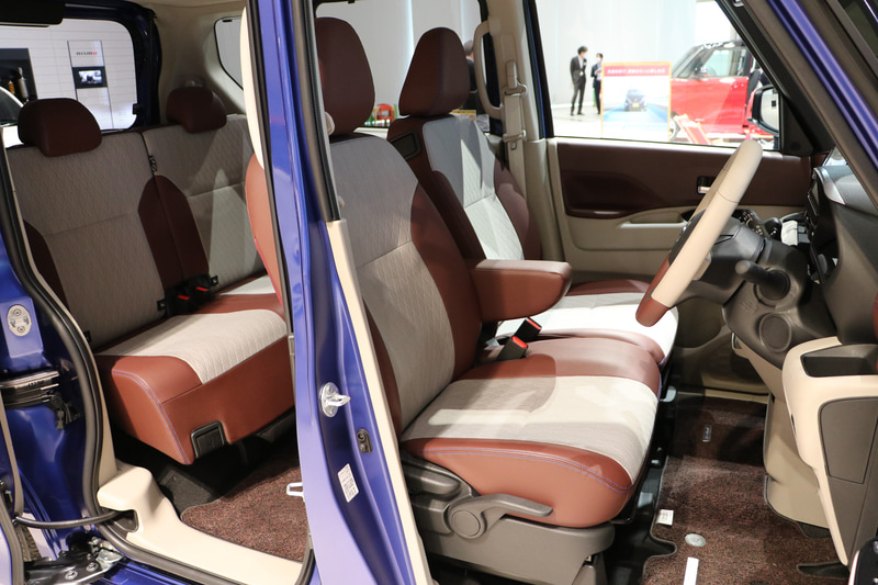 インテリアは落ち着きがあり上品なアイボリーを採用。ステアリングとレザー調インストパネルも専用品となる。フロアマットにはAUTECHのロゴ入りプレートが付く