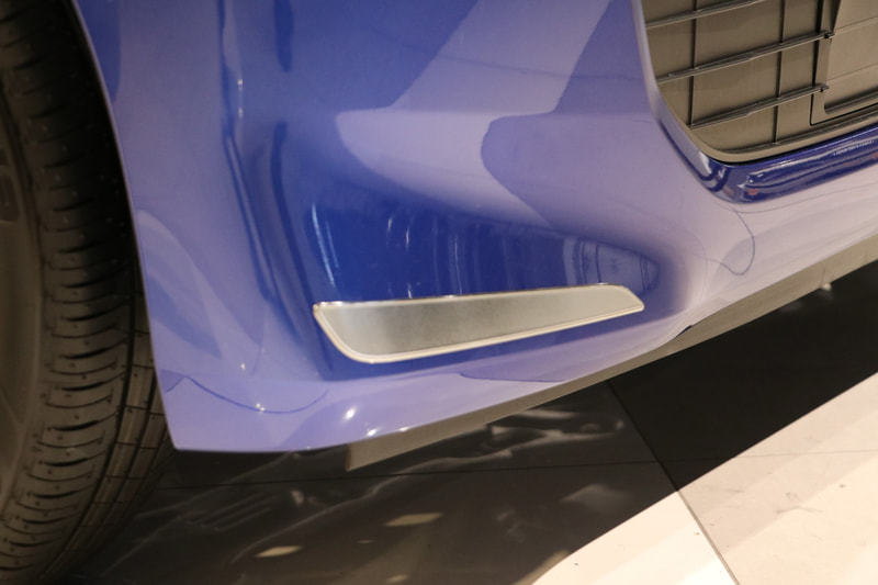 フロントバンパー下部の両端にはワイド感を演出するシルバーアクセントが貼られる