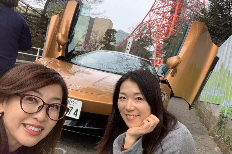東京タワーの前でグワ～ッと羽を広げたマクラーレンGTとパチリ。この「ディヘドラルドア」と呼ぶドアを開けている姿は相当な迫力で、外国人からもかなり注目を集めていました。車両価格は2645万円～ということですが、スイッチひとつで透明度が変えられるガラスルーフだけでも100万円超のオプション価格なので、この試乗車は3000万円くらいになっているはず（笑）。そんな雲の上のスーパーカーと、ぶらり女ふたりドライブを楽しみました