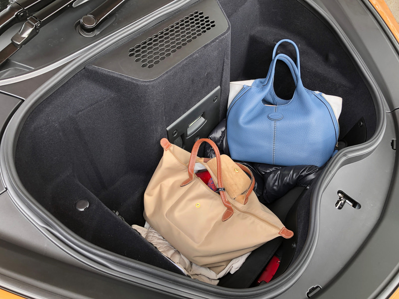 リアのガラス張りのラゲッジルームは420Lの収納力があって、ゴルフバッグ2個、185cmのスキー板2セットとブーツなどなど、スーパーカーでは積めなかった荷物がすっぽり。さらにフロントにも150Lの収納スペースがあって、大荷物の私たち2人のバッグを入れてもまだまだ余裕でした。これならカップルでの旅行にもバッチリですね