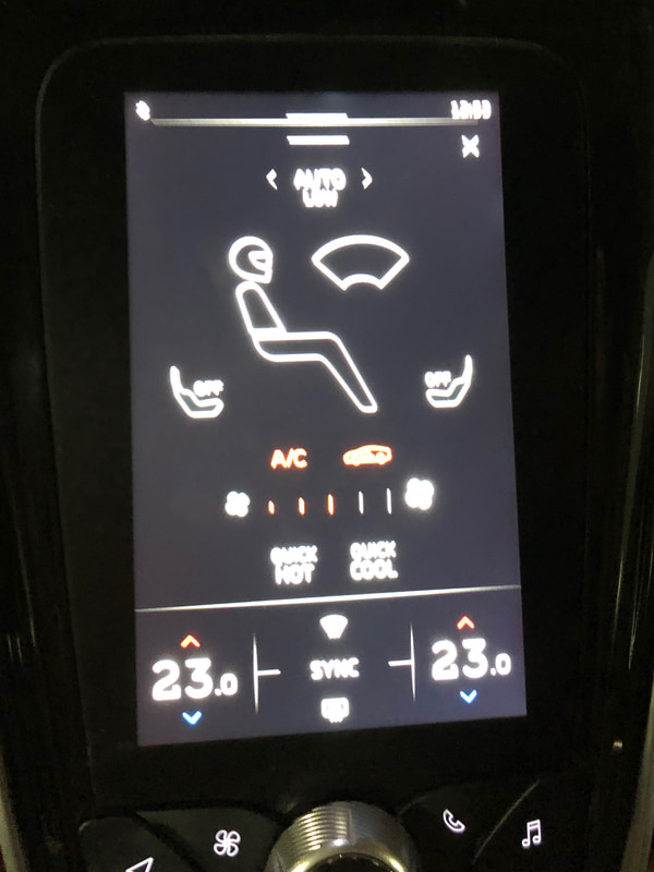 硬派なマクラーレンというイメージでしたが、エアコンの操作画面を表示したら……。ヘルメットかぶってる～！　突然こんな遊び心が出てくるところも、女心をわしづかみです（笑）