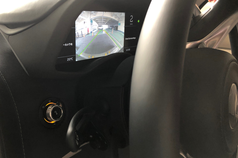 駐車場に入れようとバックギアを選択すると、ステアリングの目の前にバックカメラの映像が。ちょっと画面は小さめで画像も湾曲していたりしますが、私は見やすかったです。やっぱり、死角が見えると安心。ちなみに由美さんは、ちょうどステアリングに隠れてよく見えなかったそうです