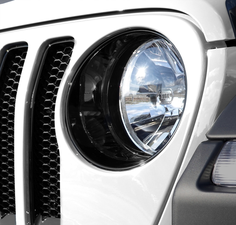 フロントグリルやヘッドライトベゼル、フォグランプベゼルをグロスブラック仕上げに