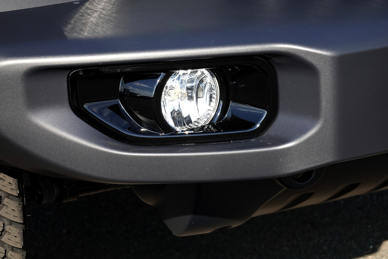 フロントグリルやヘッドライトベゼル、フォグランプベゼルをグロスブラック仕上げに