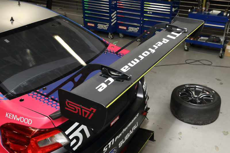 リアウイングはスワンネックの吊り下げ式に変更。ステーはサメ肌塗装されている