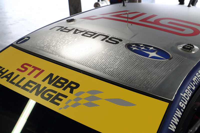 ルーフ前方に細いライン状のサメ肌塗装が追加された。ルーフがシルバー塗装となっているのは、キャビン内の温度上昇を少しでも抑えるため