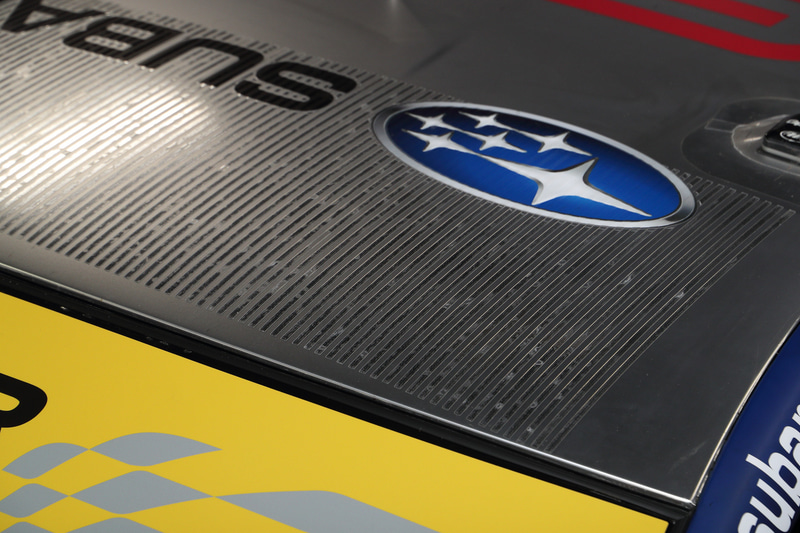 ルーフ前方に細いライン状のサメ肌塗装が追加された。ルーフがシルバー塗装となっているのは、キャビン内の温度上昇を少しでも抑えるため