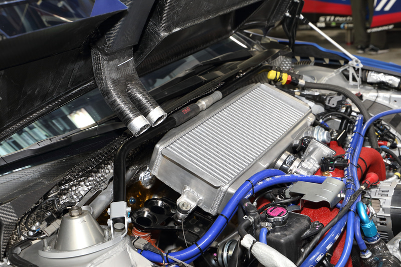 外観で見えているインタークーラーダクト以外にも、ボンネットには導風機構や排熱口が複雑に配置されている