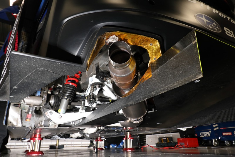 マフラーエンドの周囲に配置されている金色の遮熱パネルは、人工衛星などでも採用されているもの