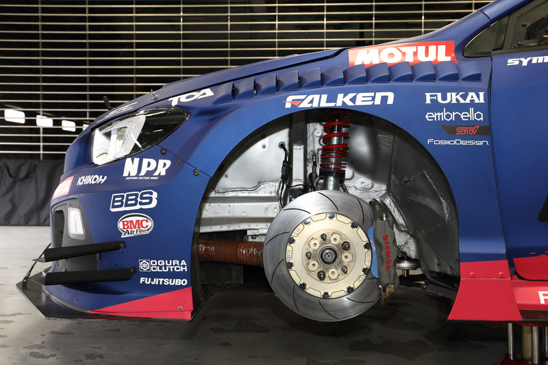 フロントブレーキではブレーキパッドの摩材を薄型化。両側で約650gの軽量化を果たしている