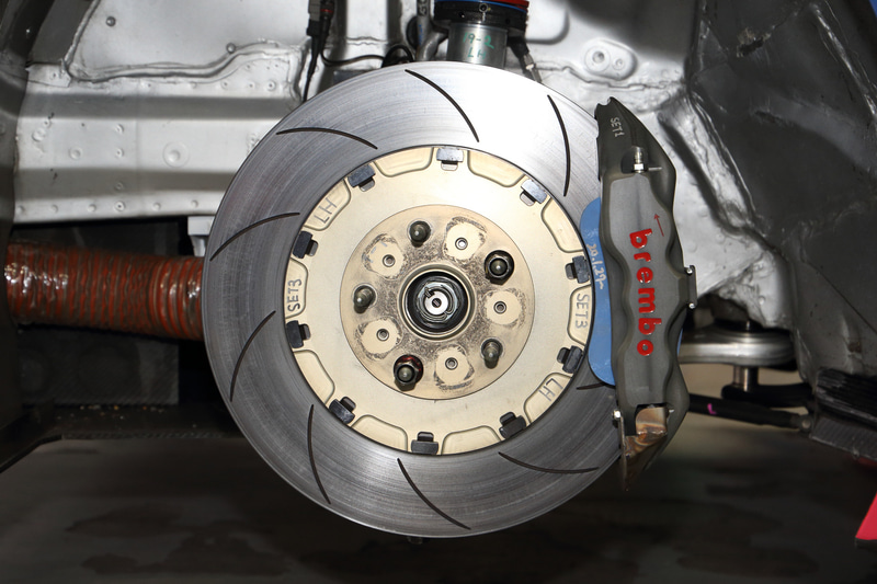 フロントブレーキではブレーキパッドの摩材を薄型化。両側で約650gの軽量化を果たしている