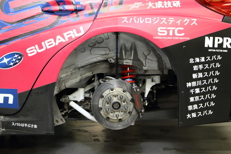 リアの足まわり。リアフェンダー後方に8都道府県のスバルディーラーの名前が並ぶ