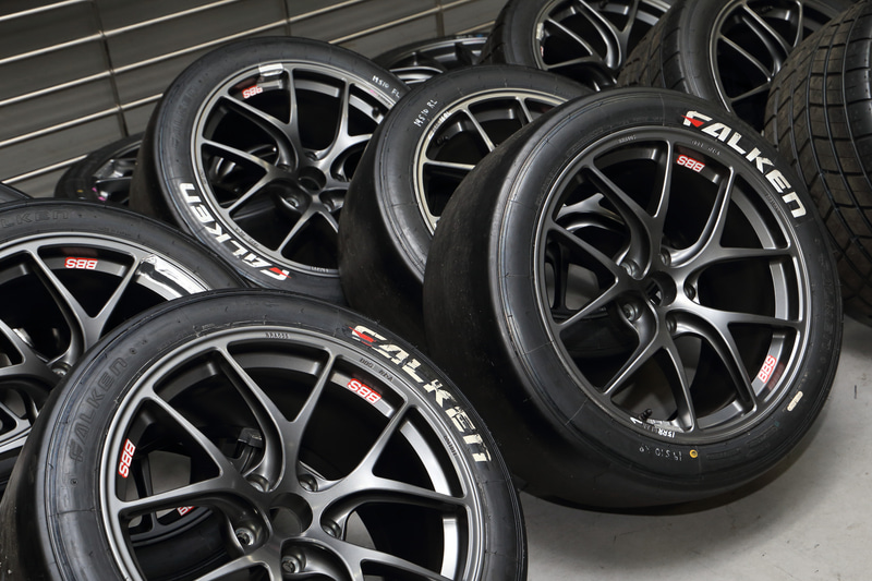 2020年もファルケンタイヤを装着してニュルブルクリンク24時間レースに挑む。当日は雨上がりで気温も低かったが、タイヤウォーマーで温められた低温度帯対応の新型スリックタイヤでシェイクダウン走行が行なわれた