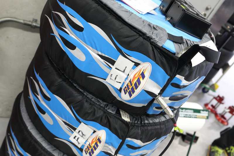 2020年もファルケンタイヤを装着してニュルブルクリンク24時間レースに挑む。当日は雨上がりで気温も低かったが、タイヤウォーマーで温められた低温度帯対応の新型スリックタイヤでシェイクダウン走行が行なわれた