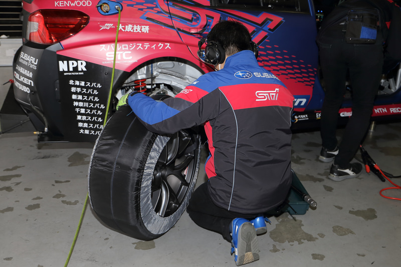 2020年もファルケンタイヤを装着してニュルブルクリンク24時間レースに挑む。当日は雨上がりで気温も低かったが、タイヤウォーマーで温められた低温度帯対応の新型スリックタイヤでシェイクダウン走行が行なわれた