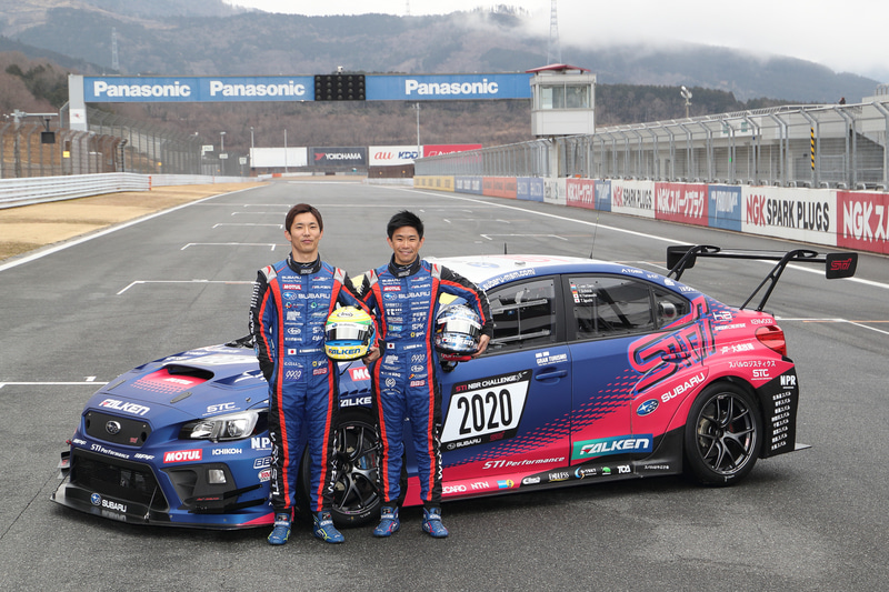 シェイクダウン走行を行なった山内英輝選手（左）、井口卓人選手（右）